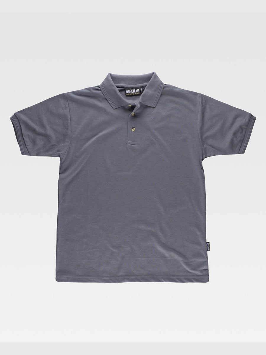 Short-sleeved polo shirt. Three-button closure on the neck. Ribbed fabric on collar and armholes