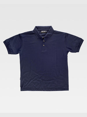 Short-sleeved polo shirt. Three-button closure on the neck. Ribbed fabric on collar and armholes