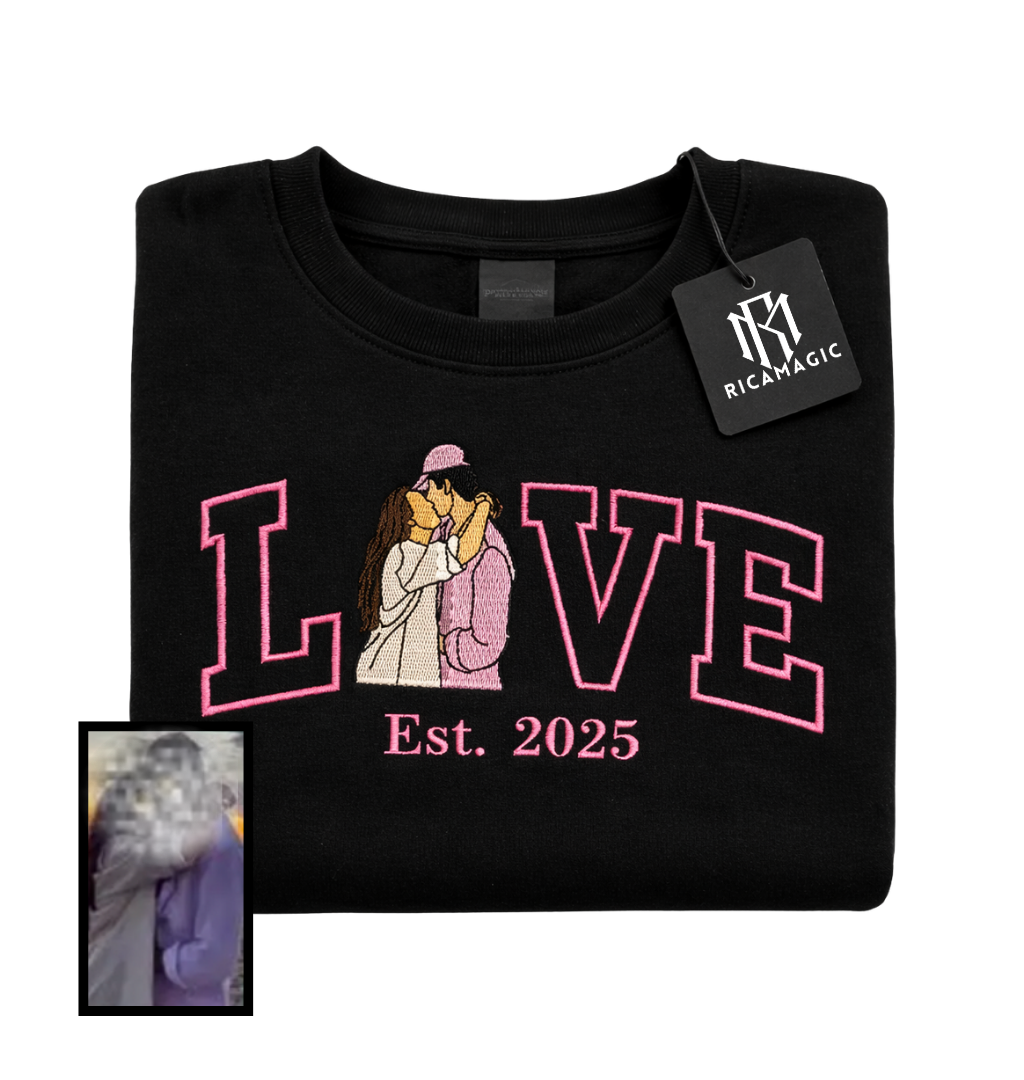 Felpa Ricamata “LOVE” – Trasforma una Foto in un Ricordo