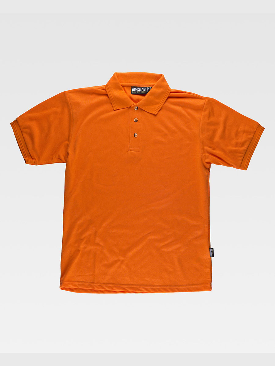 Short-sleeved polo shirt. Three-button closure on the neck. Ribbed fabric on collar and armholes