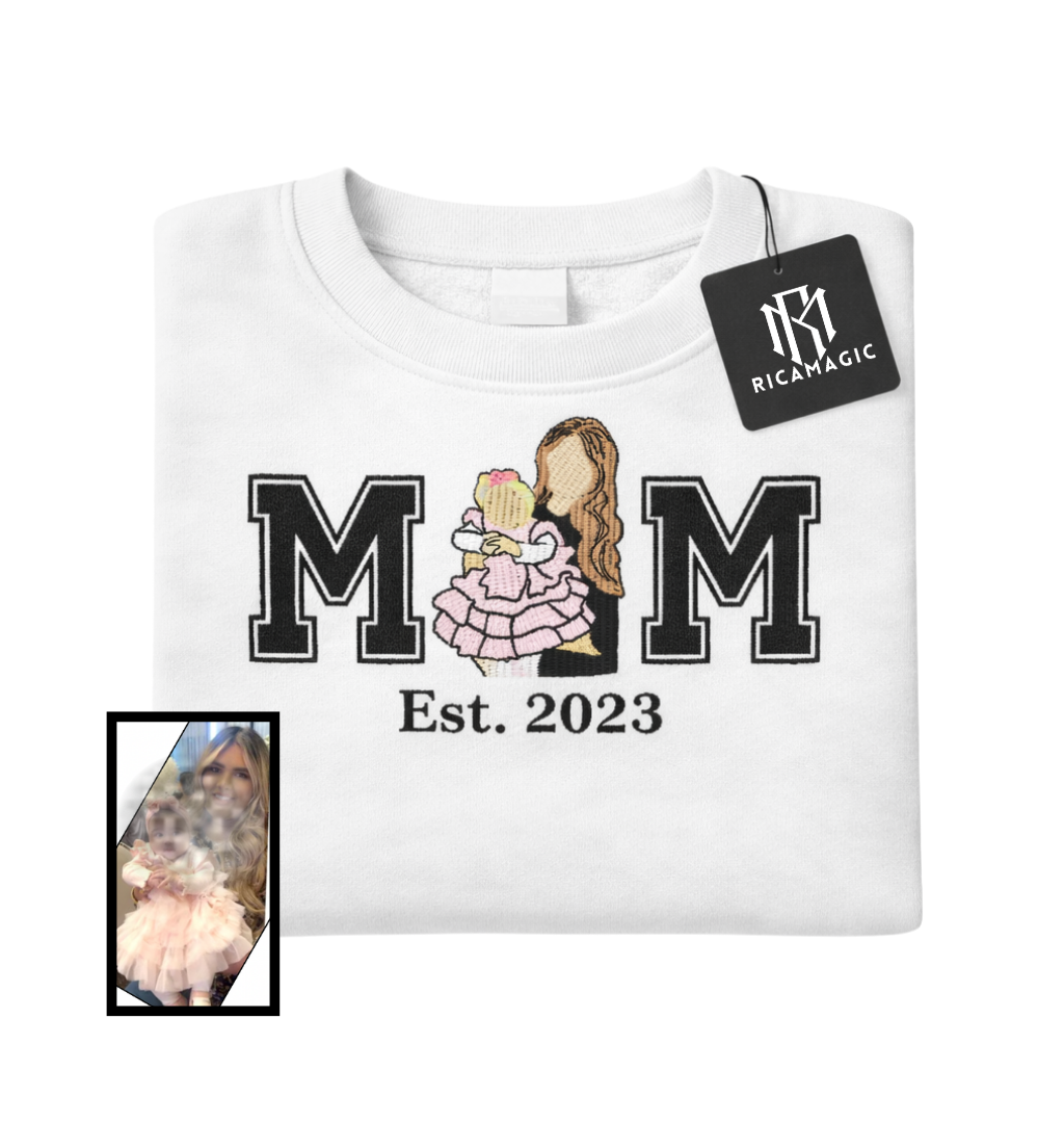 Felpa Ricamata “MOM” – Trasforma una Foto in un Ricordo